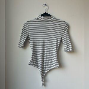 Tobi Gray and White Striped Half Sleeve Mock Neck Turtleneck Bodysuit Size Small